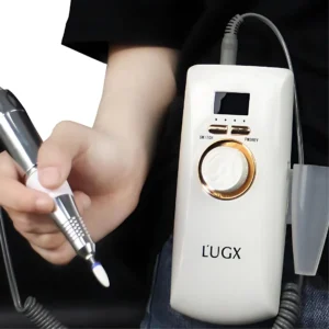 Ponceuse à ongles accrochée à la taille d’un professionnel, parfaite pour les prestations de manucure à domicile ou en salon de beauté.