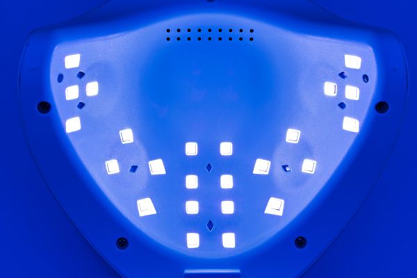 Caracérisyique d'une Lampe ongles led , vu des ampoules LED en marche