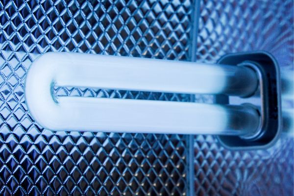 Caractéristique d'une lampe ongles UV, un ampoule UVen marche 