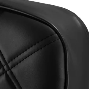 Zoom sur le similicuir du fauteuil barbier noir et or, un matériau robuste et élégant pour un fauteuil salon de coiffure haut de gamme.