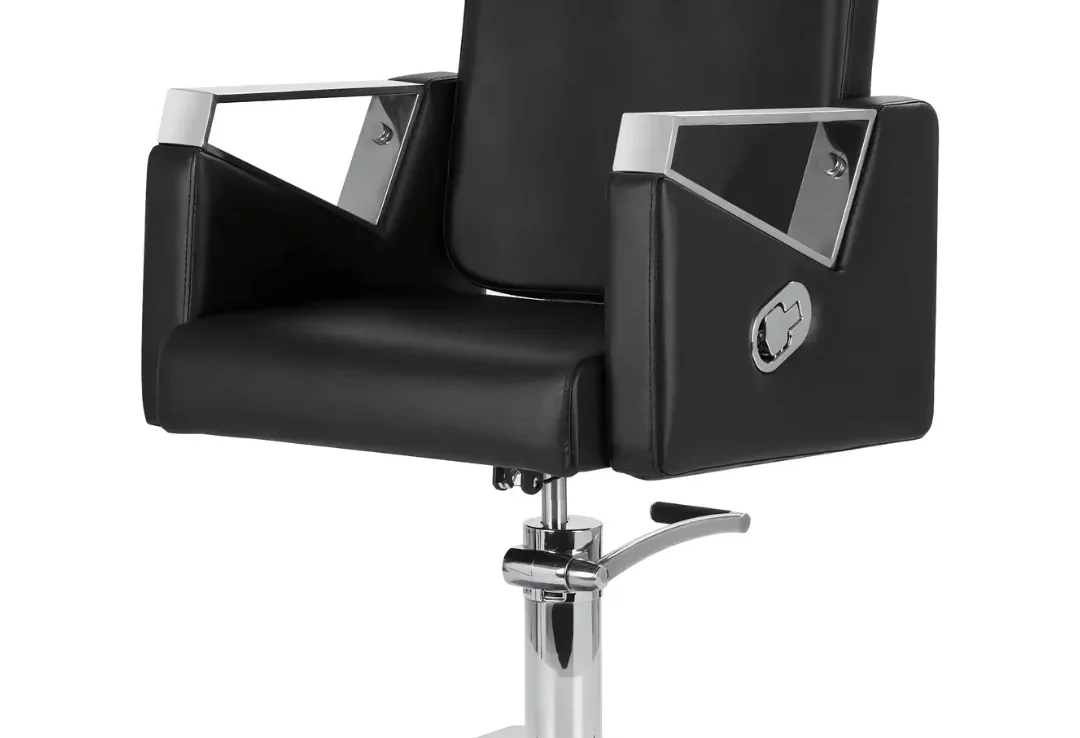 Un fauteuil salon de coiffure au style épuré avec revêtement en similicuir noir et accoudoirs chromés pour un salon professionnel.